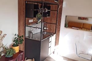 安特卫普LodgeRivierenhof的厨房配有水槽和镜子