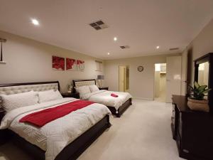 珀斯Perth 2-Story, Views, BBQ & More的一间大卧室,配有两张床和镜子