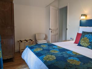 埃特勒塔Villa Eliane - parking privé的一间卧室配有一张带蓝色毯子的大床