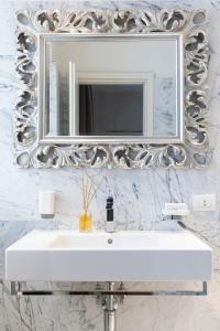 斯特雷萨Albergo Ristorante Il Verbano的浴室设有白色水槽和镜子