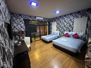 Ban KoKhokeng Room的一间卧室配有一张床、一张床和一张书桌