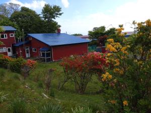 登别NOBORIBETSU no MORI的院子里有蓝色屋顶的红色谷仓