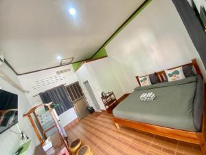 清刊บ้านคุณโต้ง เชียงคาน BaanKhunTong ChiangKhan的阁楼卧室配有床