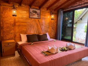 高兰Klong Jark Bungalows的一间卧室配有一张带两个枕头的床