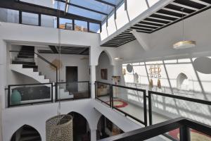 马拉喀什Riad Modern Bed & Breakfast的房屋内的楼梯,享有美景