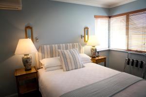 湾畔海滩酒店客房内的一张或多张床位