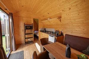 OorsbeekFamily Woodlodge High Chaparral的小木屋的厨房和用餐室