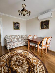 桑多梅日Apartament przy Parku Saskim (600 metrów od Ratusza)的客厅配有桌椅和沙发