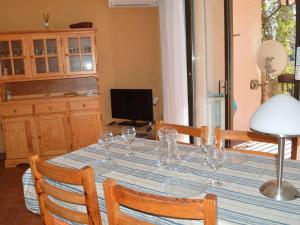 拉克鲁瓦瓦尔梅Appartement La Croix-Valmer, 2 pièces, 4 personnes - FR-1-226B-28的餐桌和酒杯