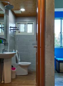 龙井東海小時光 Tong Hai Time Homestay的浴室配有白色卫生间和盥洗盆。