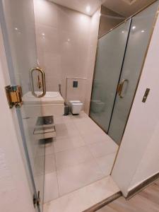 利雅德Smayah Hotel的带淋浴和卫生间的浴室