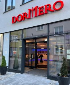 霍夫DORMERO Hotel Hof的商店前方有红色的捐助标志