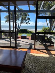 Parapara Beachfront Bliss - Your Parapara Seaside Retreat的海景客房 - 带桌子