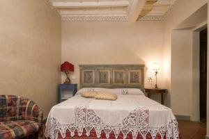 菲耶索莱Casa Sofia的一间卧室配有一张带白色床罩的床