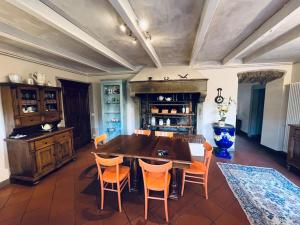 菲耶索莱Casa Sofia的一间带木桌和椅子的用餐室