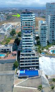 曼塔The Best Luxury Penthouse - Beach View的一座高大的建筑,上面有绿色的箭头