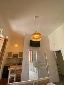 玛格丽塔萨沃亚Ca' Amaranta的厨房设有吊灯,挂在天花板上