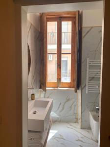 玛格丽塔萨沃亚Ca' Amaranta的一间带水槽和窗户的浴室