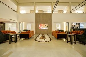 亚喀巴THE LOFT HOTEL By BRATUS的客厅配有橙色家具和壁炉