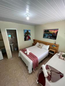 嘎林海斯港Pousada Verdes Mares Porto De Galinhas的一间卧室配有两张床和水槽