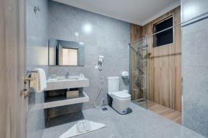 亚喀巴THE LOFT HOTEL By BRATUS的浴室配有卫生间、盥洗盆和淋浴。