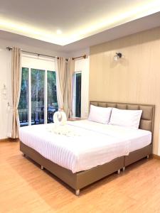 瑶亚岛Koh Yao Modern Inn -SHA Plus的一间卧室配有一张带白色床单的大床