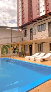 伊瓜苏普萨达萨尔瓦多尚黛酒店的大楼前游泳池的景色
