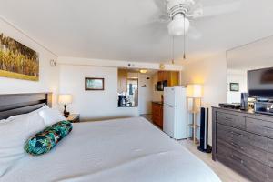 檀香山Island Colony 3715的卧室配有白色的床和冰箱。