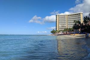 檀香山Island Colony 3715的海滩上的一家大型酒店,有一座建筑