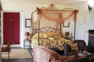 Castello-di-Rostino拉玛罗特查比瑞住宿加早餐旅馆的一间卧室配有一张带天蓬的床