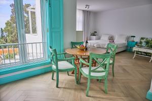 卡尼索Inn & Art Madeira的配有桌椅和床的房间