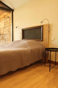 La Côte-Saint-AndréLa ferme de Berlioz的一间卧室配有一张床和一张桌子