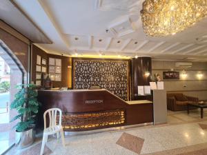 麦加شقق درة الصالحين的酒店大堂,在酒店的房间里摆放着钢琴