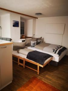 萨姆瑙恩Haus Crestas的一间卧室,配有两张床