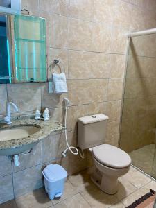 嘎林海斯港Pousada Verdes Mares Porto De Galinhas的一间带卫生间、水槽和镜子的浴室