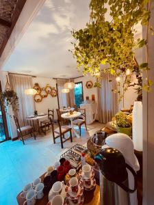 瓜尔达恩巴Refugio Na Praia Hospedagem - Guarda Do Embaú的客厅配有带杯子和餐具的桌子