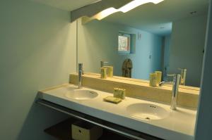 拉布雷德Le Pavillon du Lac的一间带两个盥洗盆和大镜子的浴室