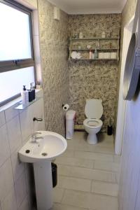 VredenburgBlue Sky Retreat的一间带卫生间和水槽的浴室