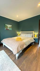 瓦伦西亚岛Cosy cottage at the sea的一间卧室设有一张带绿色墙壁的大床