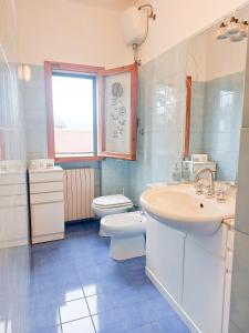 皮斯托亚Pistoia ROSE Appartamento的浴室设有卫生间、水槽和卫生间。