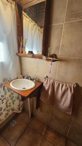 吉亚迪诺镇Sueño Zen的一间带水槽和镜子的浴室