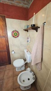 吉亚迪诺镇Sueño Zen的一间带卫生间和水槽的小浴室