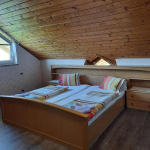 昂特保科洛佩因Ferienwohnung "Josephine" am Klopeinersee的配有木天花板的客房内的两张床