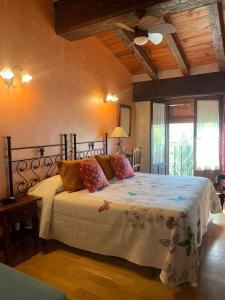 科瓦鲁维亚斯多纳沙茶酒店的一间卧室,卧室内配有一张大床
