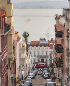 里斯本Apto Ribeira Lisboa的享有城市街道的景色,设有停车位