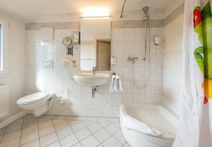 巴特利本施泰因凯瑟霍夫文化酒店的一间带水槽、卫生间和淋浴的浴室