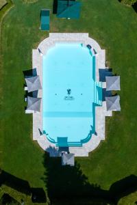 卡尔奇Villa Scorzi - Relais de Charme的游泳池在草地上方的景色