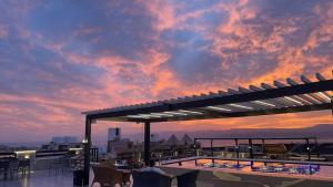 亚喀巴马斯乐园酒店的屋顶甲板设有游泳池和日落