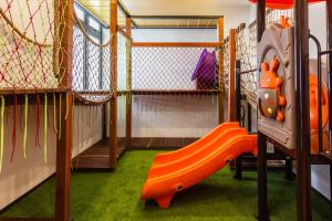 大山脚Varnen Cozy Haven的一个带橙色滑梯的儿童游戏室