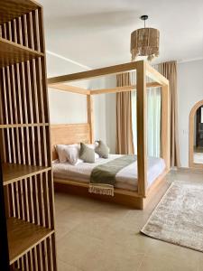 达哈布Babushka Boutique Hotel-Dahab的一间卧室,卧室内配有一张天蓬床